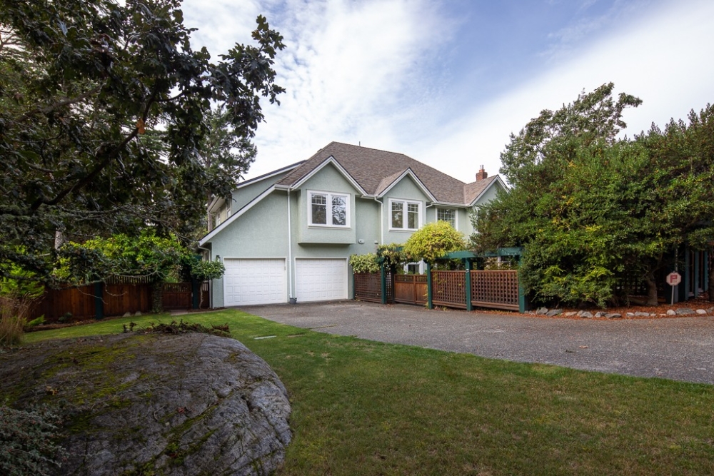 3704 Arbutus Ridge