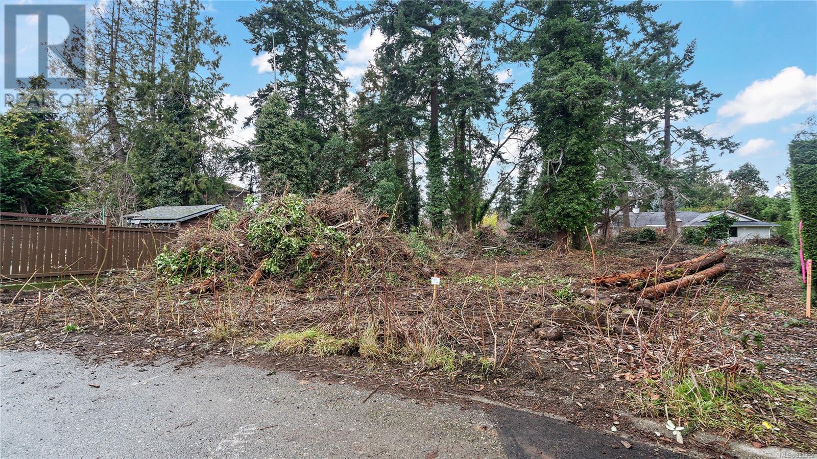 3950 Sequoia PlSaanich, British Columbia  V8N 4N4 - Photo 3 - 892332